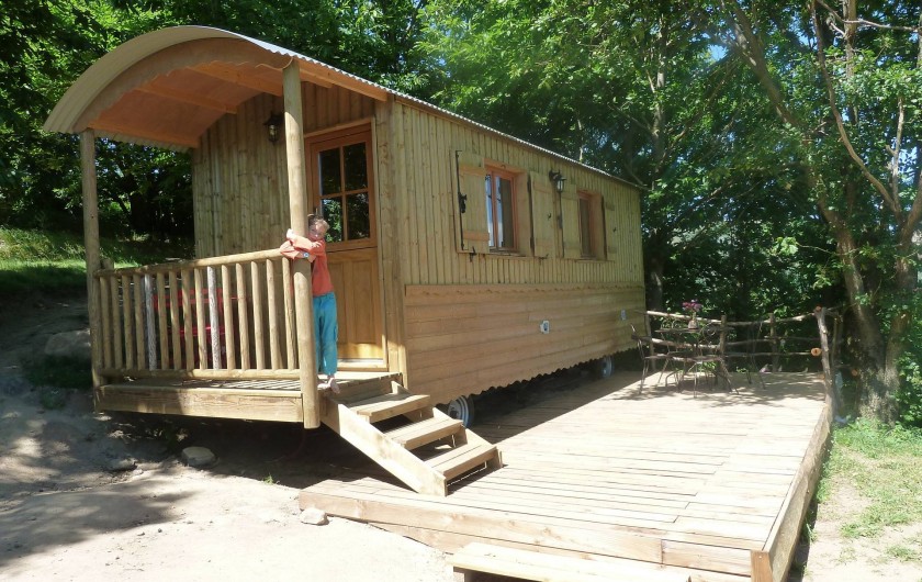 Location de vacances - Camping à Saint-Julien-du-Gua - La roulotte et sa terrasse ombragée
