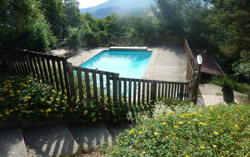 Location de vacances - Camping à Saint-Julien-du-Gua - Vue sur les montagnes depuis la piscine