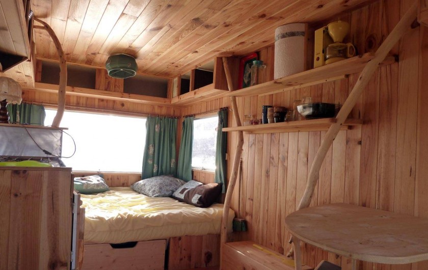 Location de vacances - Camping à Saint-Julien-du-Gua - L’intérieur de la caravane « trois places »