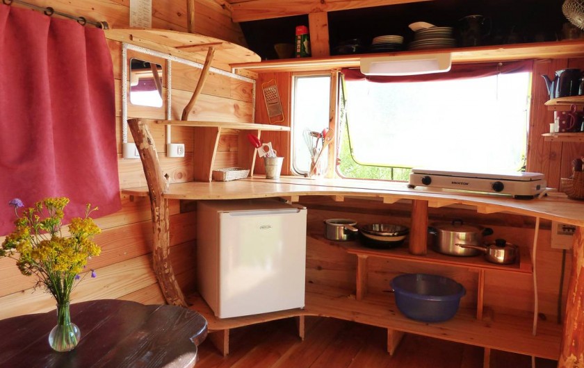 Location de vacances - Camping à Saint-Julien-du-Gua - L’intérieur de la caravane « deux places »