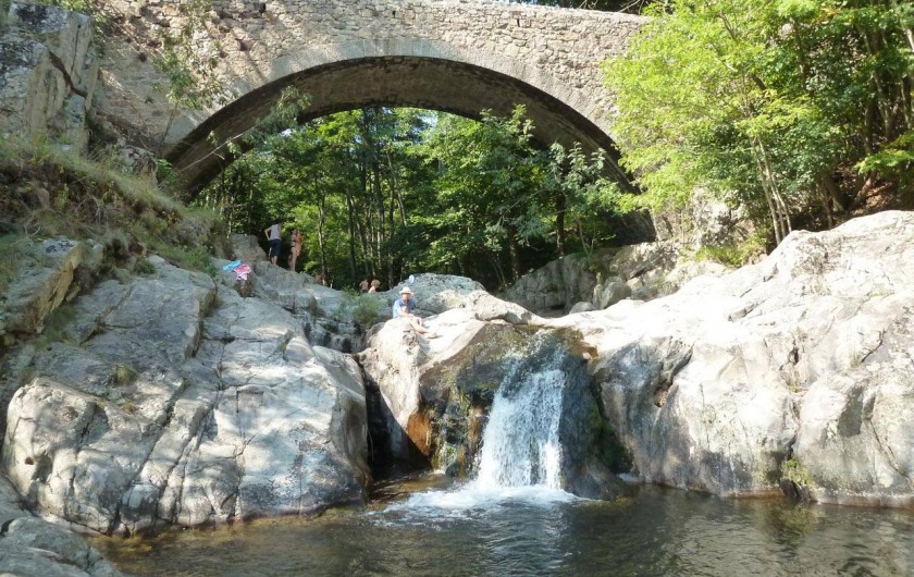 Location de vacances - Camping à Saint-Julien-du-Gua - Un des trous d’eau de la rivière proche