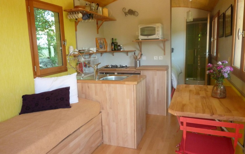 Location de vacances - Camping à Saint-Julien-du-Gua - L’intérieur de la roulotte