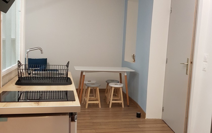 Location de vacances - Appartement à Saint-Montan - Kitchenette: micro onde, cafetière Senseo, ustensiles de cuisines, bouilloire
