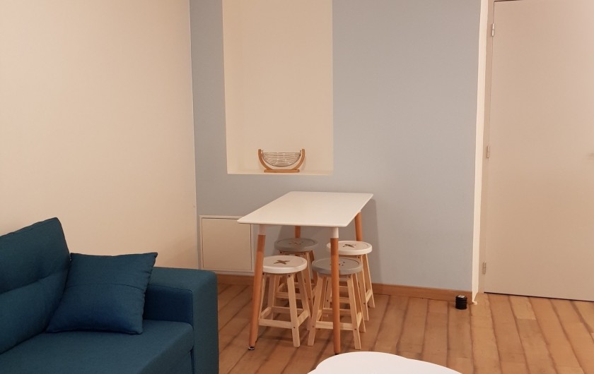 Location de vacances - Appartement à Saint-Montan - Séjour-coin repas, ventilateur