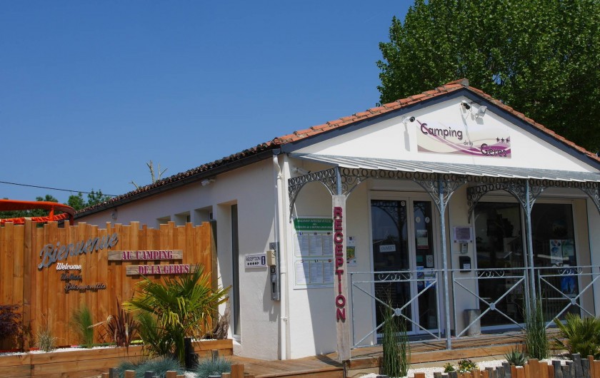 Location de vacances - Camping à Surgères - Accueil avec boutique de produits régionaux