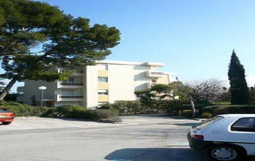 Location de vacances - Appartement à La Ciotat - Extérieur parking privé et clos. Voir 3eme étage.50m commerces