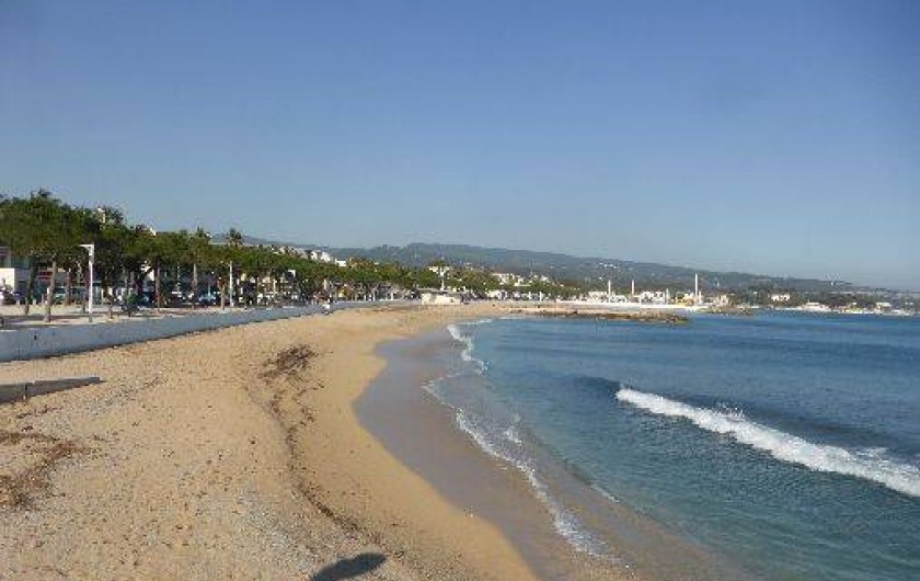 Location de vacances - Appartement à La Ciotat - vue sur plage à 250m de l'appartement. Trés sécurisante pour enfants en bas âge 