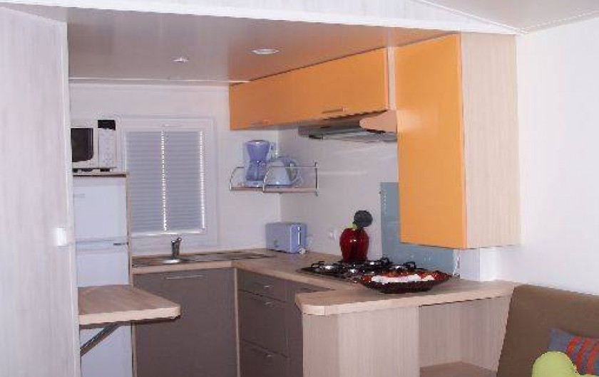 Location de vacances - Bungalow - Mobilhome à Saint-Denis-d'Oléron - cuisine donnant sur séjour