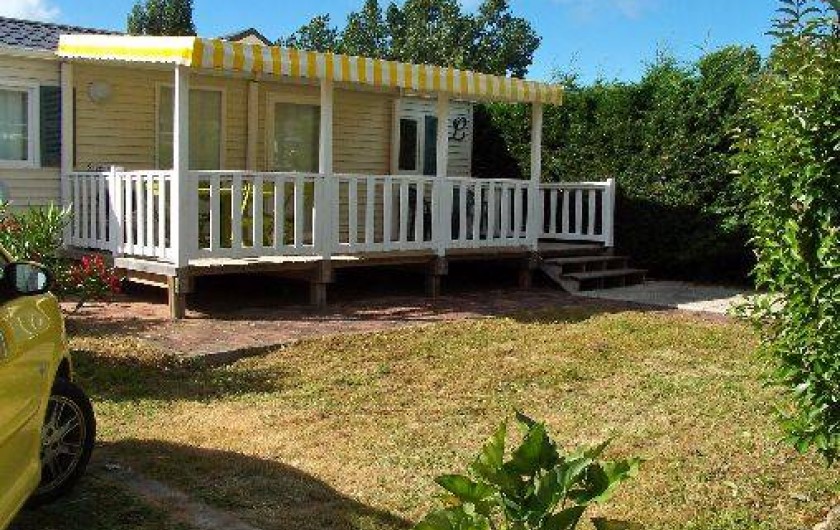 Location de vacances - Bungalow - Mobilhome à Saint-Denis-d'Oléron - vue sur la terrasse et le terrain
