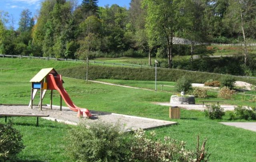 Location de vacances - Chalet à Lescheraines - aire de jeux à 50m
