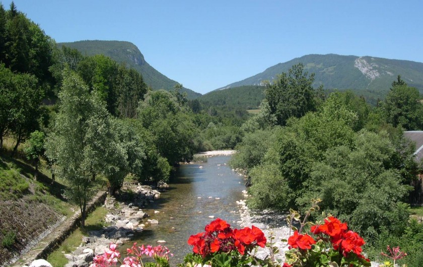 Location de vacances - Chalet à Lescheraines - Le Chéran rivière à 50m