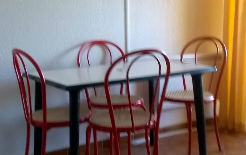 Location de vacances - Studio à Saint-Mandrier-sur-Mer - coin repas 4 personnes,audessus tv