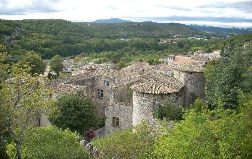 Location de vacances - Villa à Aubenas - Village de Vogüé et son château ; Aubenas en arrière plan