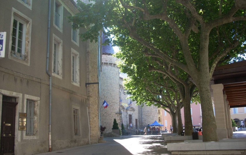 Location de vacances - Villa à Aubenas - Château d'Aubenas, sa place piétonne, ses nombreux restaurants et glaciers
