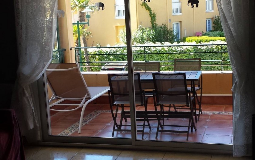 Location de vacances - Appartement à Valras-Plage - terrasse côté séjour salon de jardin transats