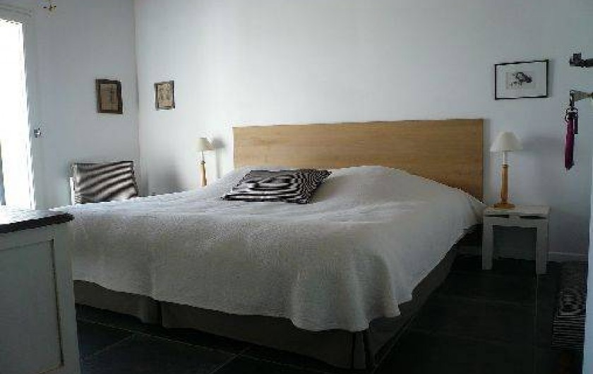 Location de vacances - Gîte à Lucq-de-Béarn - Chambre avec lit de 180 et vue sur la piscine et les Pyrénées