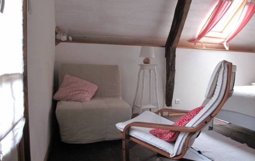Location de vacances - Gîte à Bagnères-de-Bigorre - A l'étage - Chambre - lit d'appoint et coin lecture