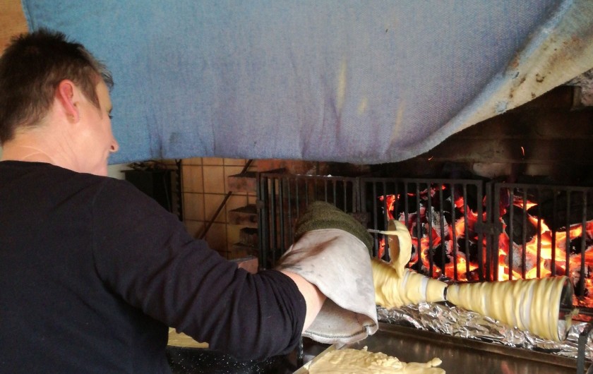 Location de vacances - Gîte à Lourdes - gateau a la broche en cours de cuisson