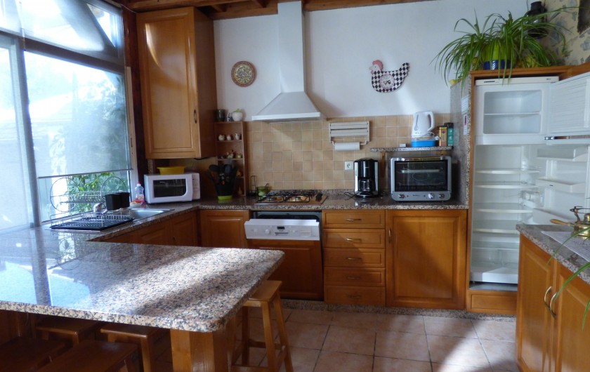 Location de vacances - Gîte à Lourdes - cuisine ouverte dans la piece de vie