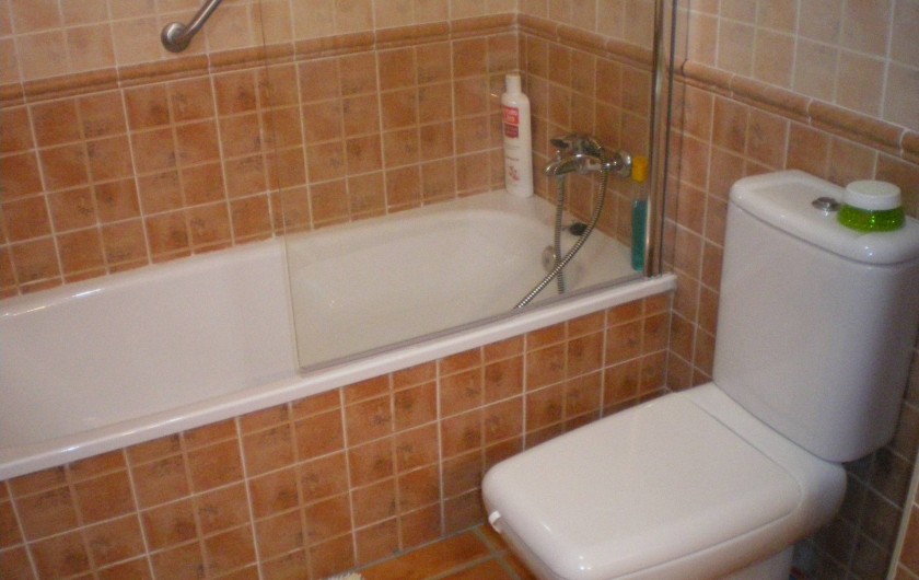 Location de vacances - Maison - Villa à Torrox Costa - Salle de bain baignoire et wc