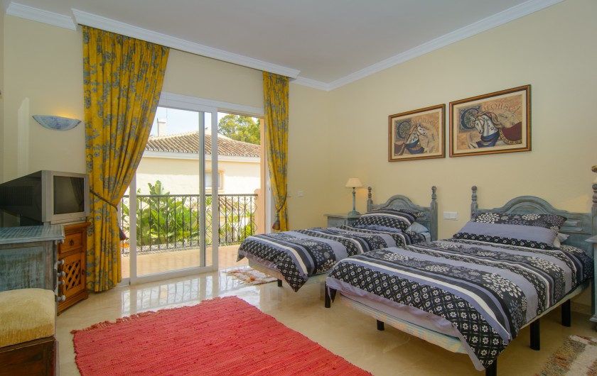 Location de vacances - Maison - Villa à Estepona - Chambre d'amis avec deux lits simples, sortie sur la terrasse.