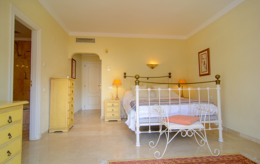 Location de vacances - Maison - Villa à Estepona - Chambre à coucher avec tables de nuit et lampes vintage