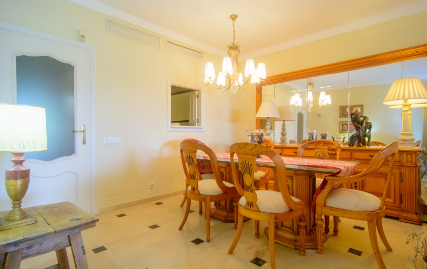Location de vacances - Maison - Villa à Estepona - Salle à manger avec table à manger en bois à six places