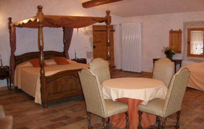 Location de vacances - Chambre d'hôtes à Fabrègues - Belle et grande chambre qui dispose d'un lit à baldaquin en 160x200.
