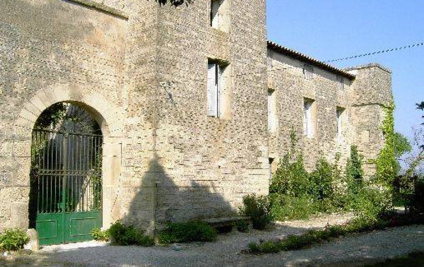 Location de vacances - Chambre d'hôtes à Fabrègues - Entrée du parking vers le jardin intérieur.