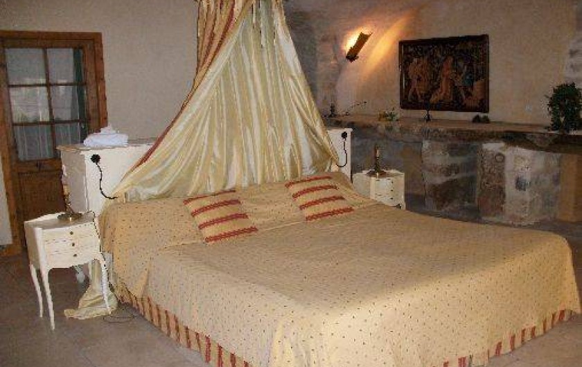 Location de vacances - Chambre d'hôtes à Fabrègues - En rez-de-Chaussée, une chambre bien fraiche en été avec un lit en 180x200.