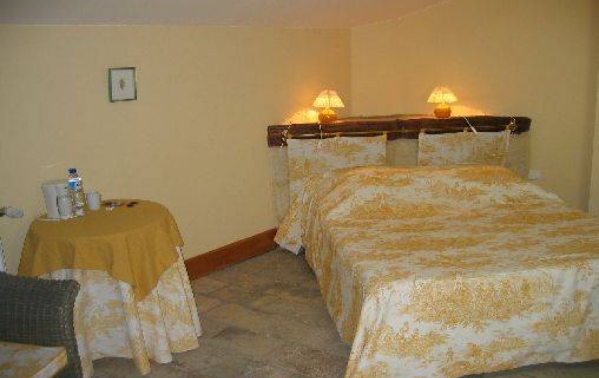 Location de vacances - Chambre d'hôtes à Fabrègues - Au 2ème étage, retrouvez de l'intimité avec cette chambre (lit de 140x200).