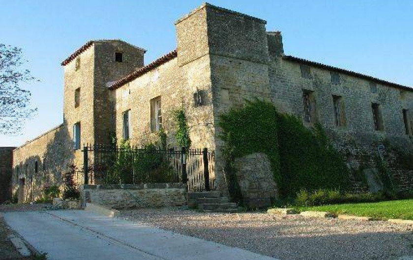Location de vacances - Chambre d'hôtes à Fabrègues - Entrée principale de la Commanderie, parking privatif clos.