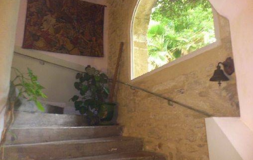 Location de vacances - Chambre d'hôtes à Fabrègues - Un escalier en pierre médiéval pour accéder au 2ème étage.