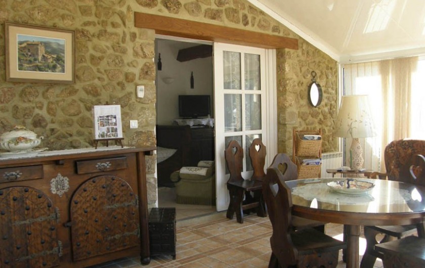 Location de vacances - Gîte à Meyras - de la terrasse coup d'oeil dans la véranda et sur le petit salon