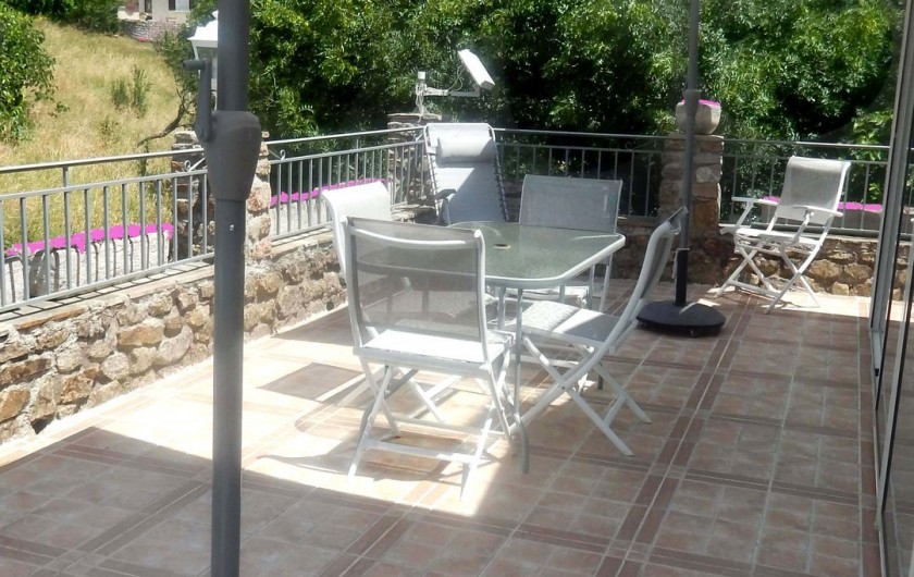 Location de vacances - Gîte à Meyras - vue sur une partie de la terrasse quand on est dans la véranda