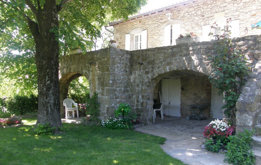 Location de vacances - Gîte à Meyras - vous trouverez  la fraîcheur sous la terrasse  et sous le grand tilleul