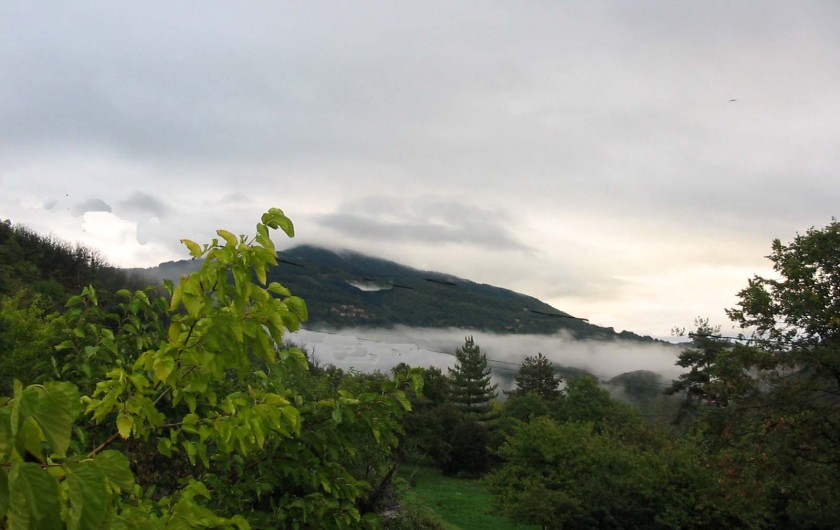 Location de vacances - Gîte à Meyras - Montagne Ste Marguerite que l'on voit de la cuisine