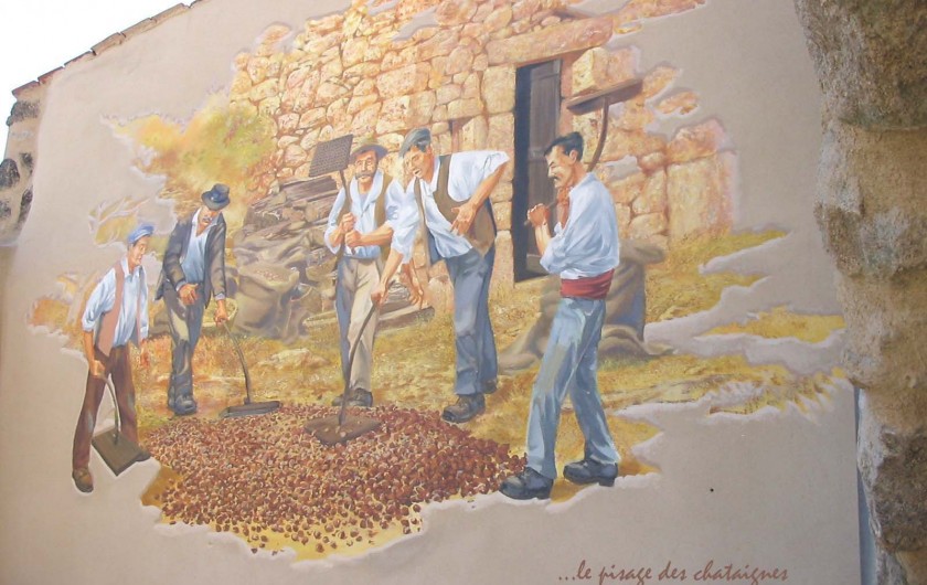 Location de vacances - Gîte à Meyras - Dans village 12 fresques.  - Pisage des châtaignes devant la claide