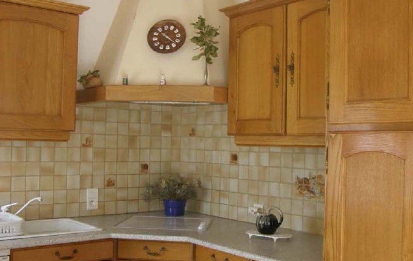 Location de vacances - Gîte à Meyras - Cuisine - avec plaque cuisson, four traditionnel et micro ondes, frig-congel.