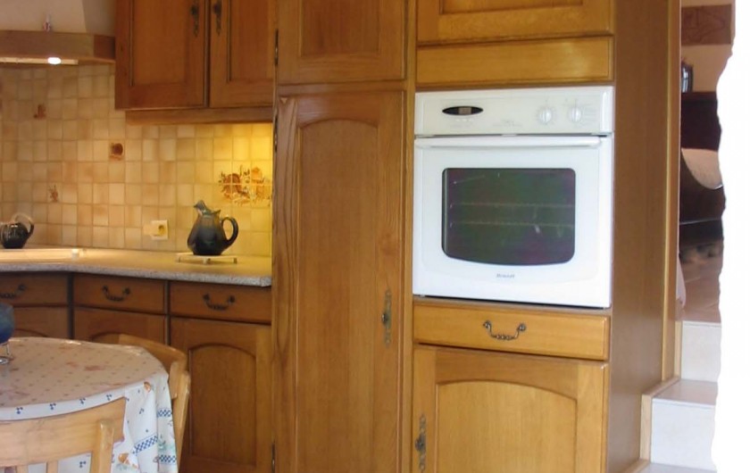 Location de vacances - Gîte à Meyras - Four traditionnel dans placard,  au-dessus un four micro-ondes
