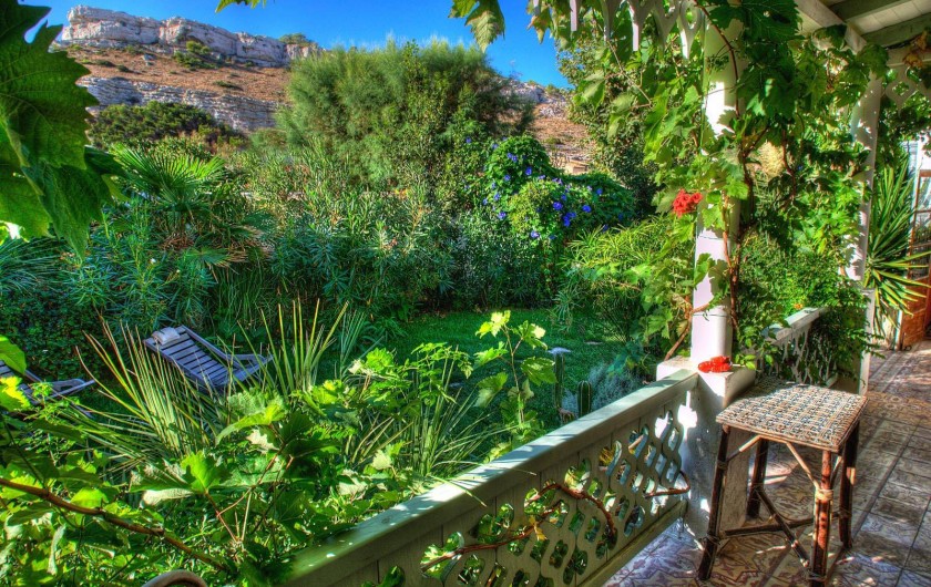 Location de vacances - Chambre d'hôtes à Marseille - la vue de nos chambres d'hôtes sur les collines des calanques de Marseille