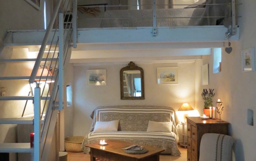 Location de vacances - Villa à Nyons - coin salon et chambre en mezzanine.