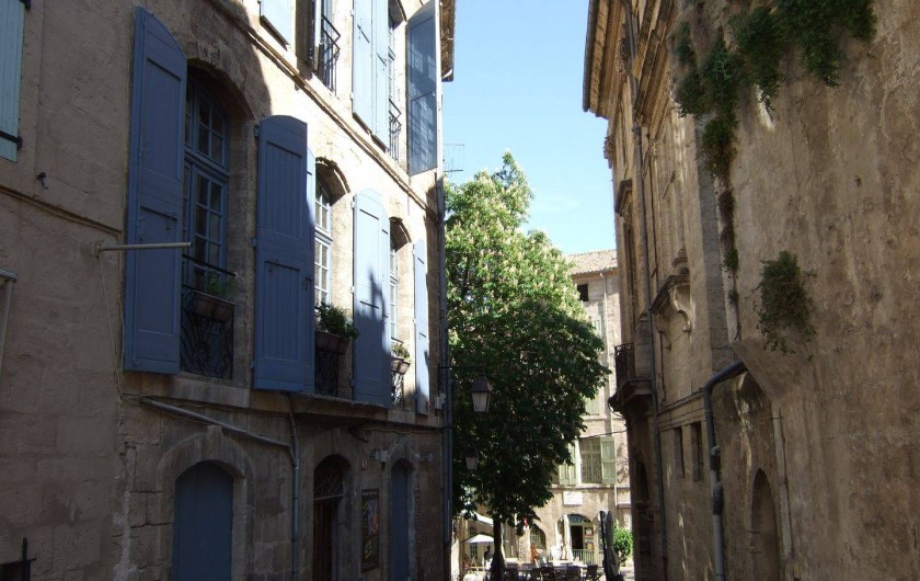 Location de vacances - Appartement à Pézenas - l'immeuble en plein centre historique.