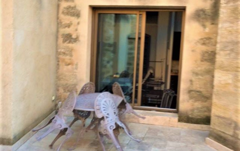 Location de vacances - Appartement à Pézenas - terrasse privative donnant sur baie vitrée de la salle à manger