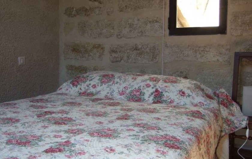 Location de vacances - Appartement à Pézenas - Chambre avec balcon sur rue et fenêtre sur tour.