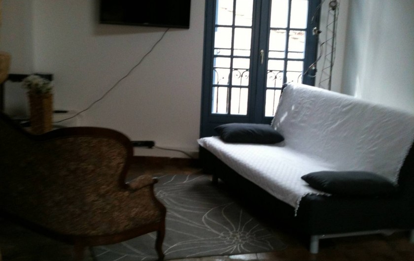 Location de vacances - Appartement à Pézenas - salon sur rue