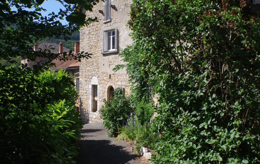 Location de vacances - Gîte à La Cresse - La maison côté sud et l'entrée du gîte