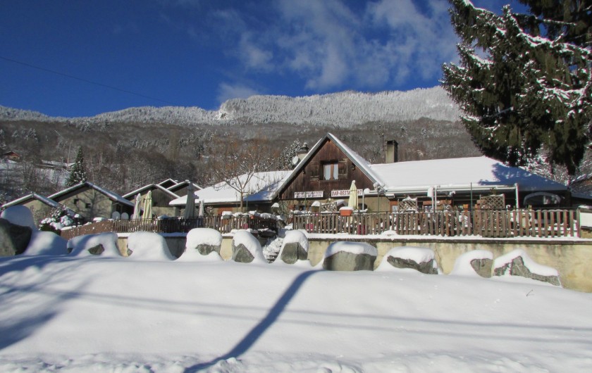 Location de vacances - Chalet à Saint-Georges-d'Hurtières - L'Auberge des Hurtières (à 30 m. du gîte) sous la neige