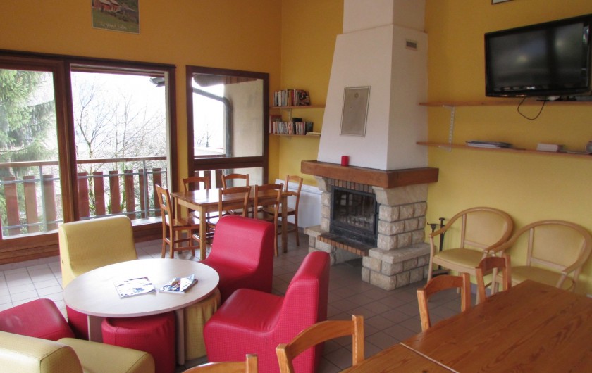 Location de vacances - Chalet à Saint-Georges-d'Hurtières - salon avec cheminée et TV