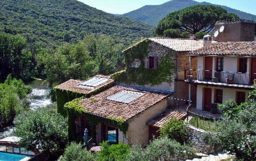 Location de vacances - Gîte à Vieussan - le gite de groupe avec piscine, au bord de la rivière "Orb" parfait cousinades